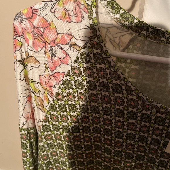 Womens moss green colored print shark tail hem top, size S - Picture 5 of 6